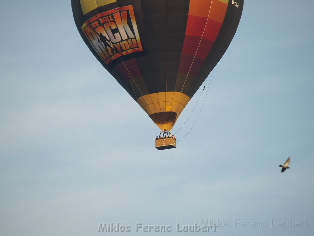 Heissluftballon im vorbei fahren  P27.JPG
